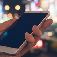 スマホとデジタルサイネージを連携させて何ができる？ 新しい試みとは