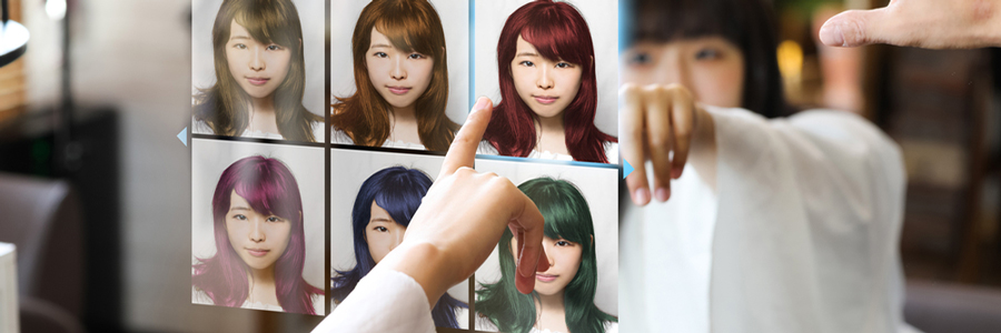 スマートミラーで髪型を選ぶ女性